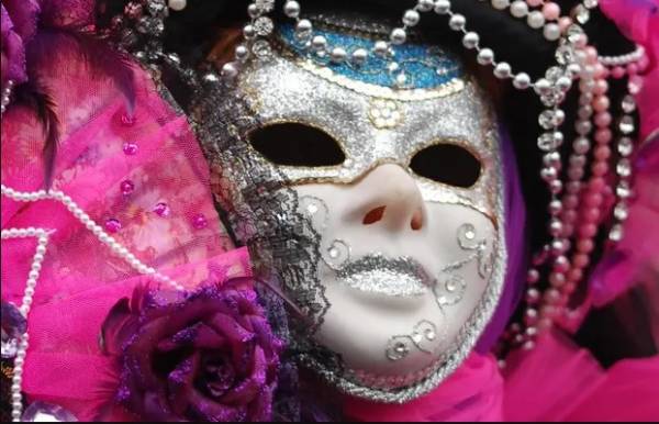 Carnavales en Discoteca Teatro Kapital. Disfraces, colores, alegría y mucha diversión. La mejor fiesta de Carnaval